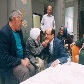 Huzurevi sakinlerinin hayır duasını aldı