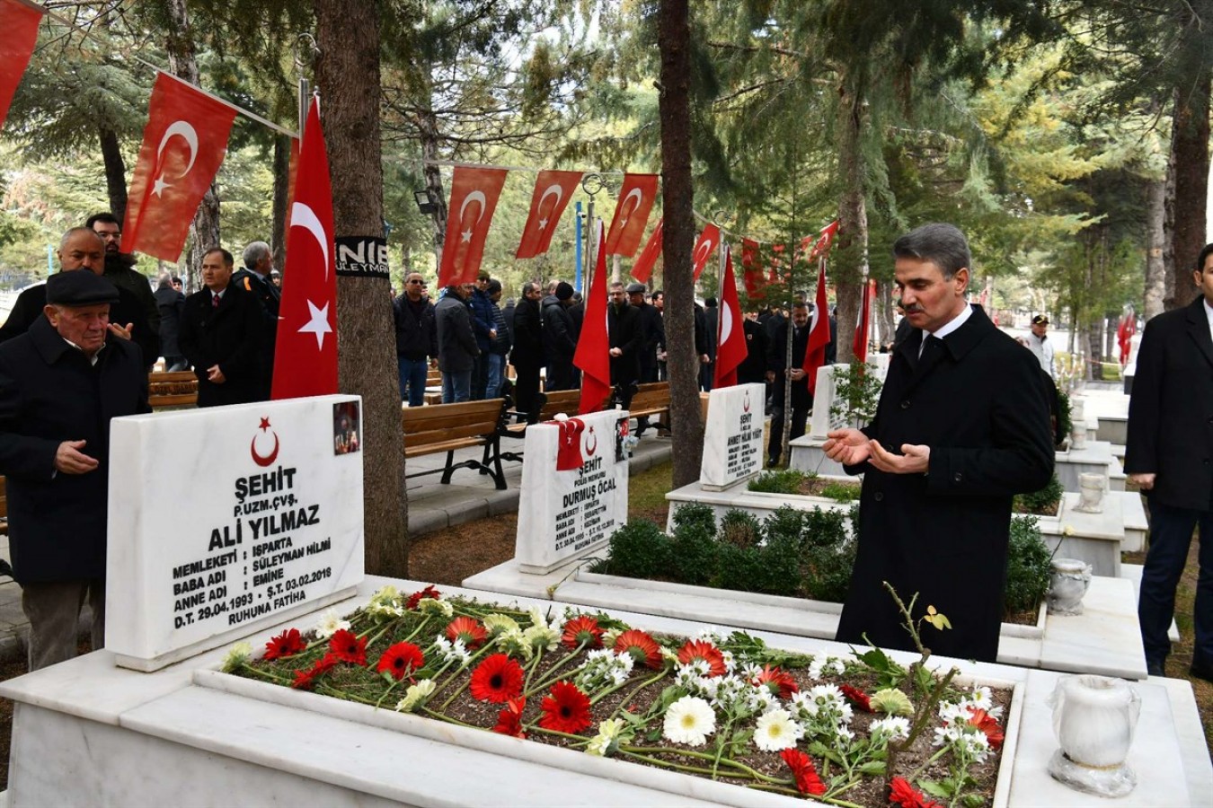 Şehitlere kabirleri başında dua;