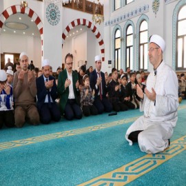 "Evlatlarımızı camide namaz kılarken görmek büyük bir mutluluk"