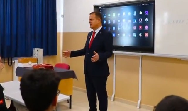 "Bir Kitap, Bir İnsan" projesini bizzat tanıttı!