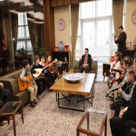 Vali Işın, öğrencilerin hazırladığı şarkıları makamında dinledi