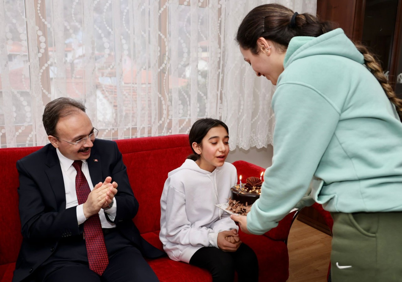 Depremzede Duygu’ya doğum günü sürprizi;