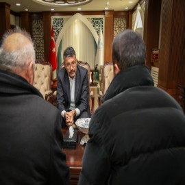 Hafta sonu mesaisinde vatandaşları dinledi