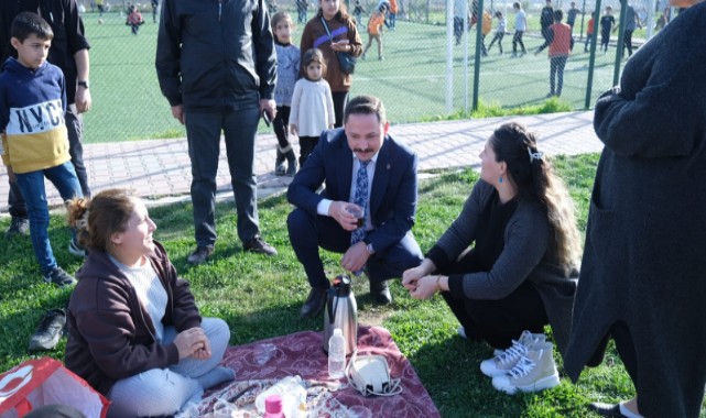 Piknikçilerin sıcak çayını içip, sohbet etti