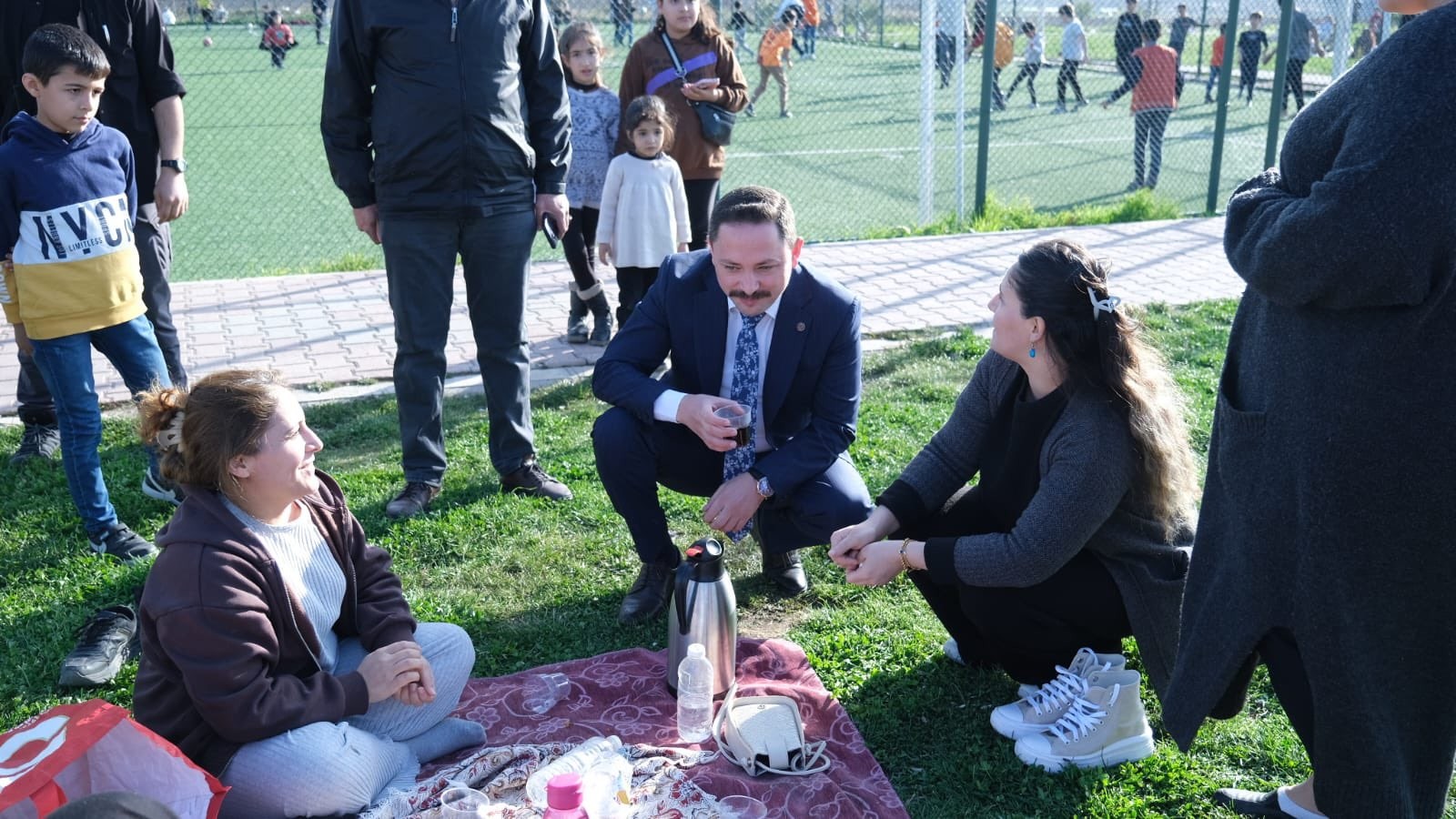 Piknikçilerin sıcak çayını içip, sohbet etti;