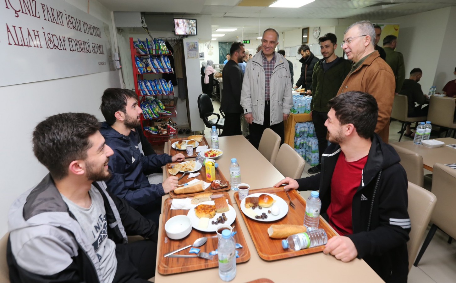 Öğrencilerle sahurda buluştu;