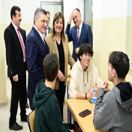 Ufku ve  vizyonu açık gençlerin taleplerini dinledi