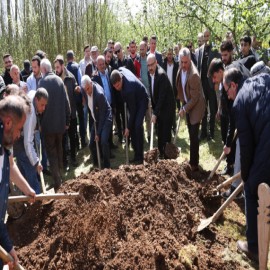 Vali Yazıcı’yı amcasının cenazesinde yalnız bırakmadılar