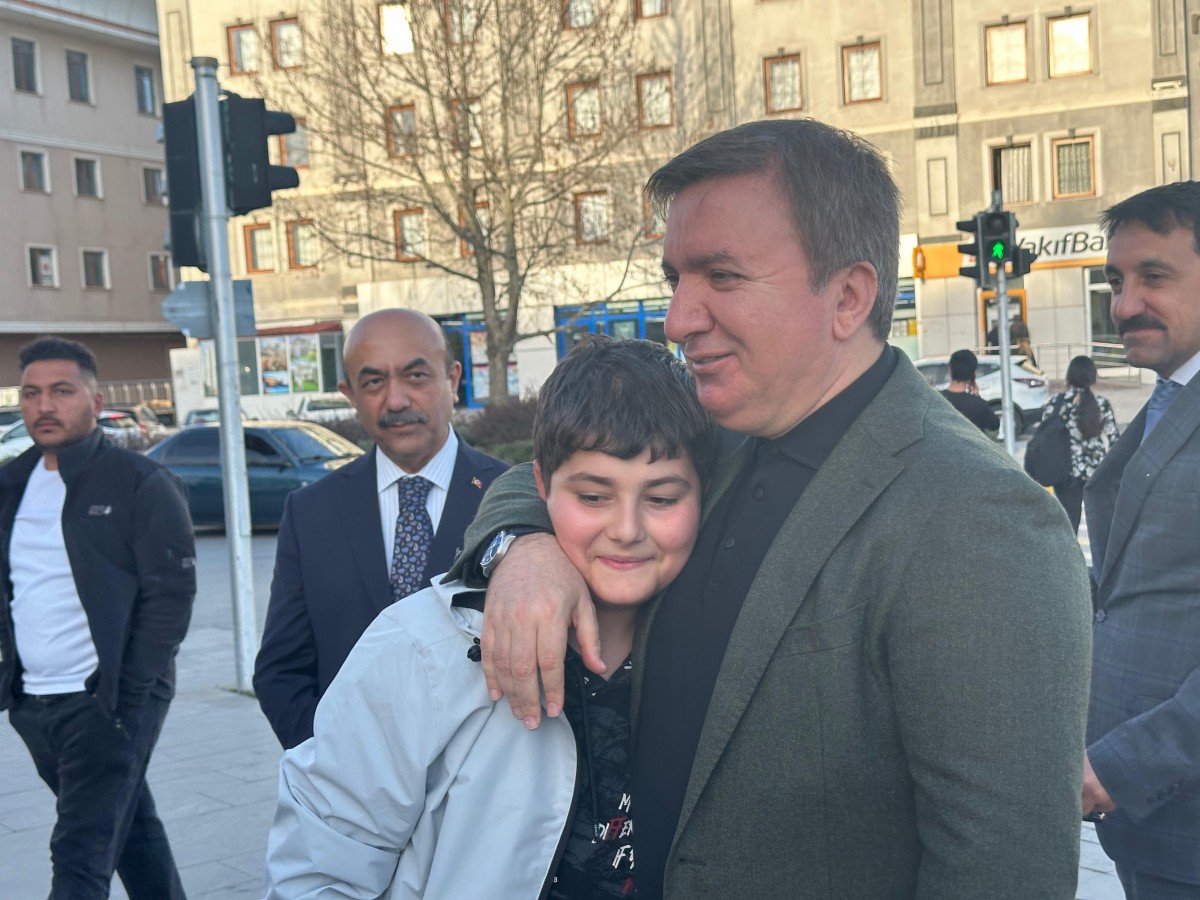 Ramazan’ı sokak iftarında gençlerle uğurlayacak;