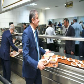 Orucunu demir ve çeliğe hayat veren işçilerle açtı