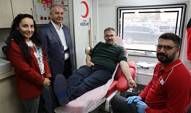 Vali Turan, önce kan verdi sonra herkesi davet etti