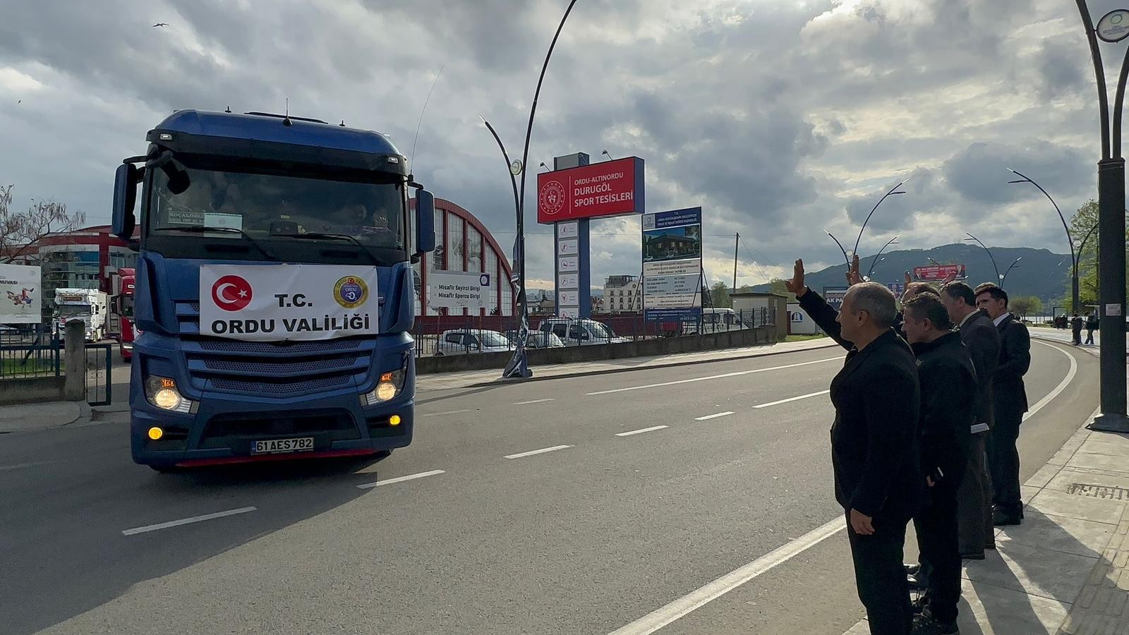 300’üncü tırı deprem bölgesine uğurladı