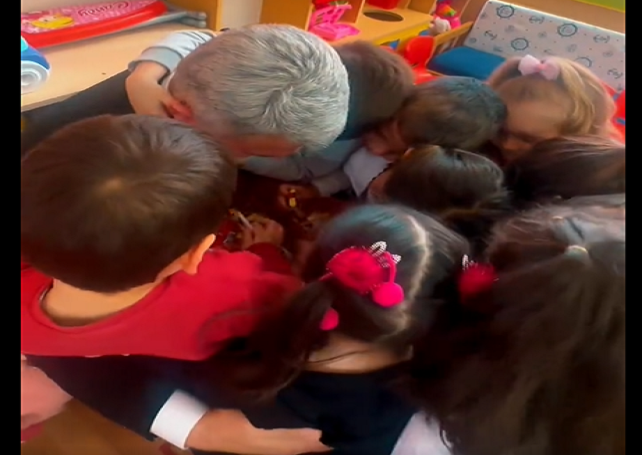 “Çocuklara çikolata dağıtan kişiye kaymakam denir”