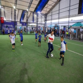 “Futbol hayalin gerçekleşiyor” projesi kapsamında çocuklarla maç yaptı