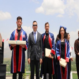 Öğrencilerin mezuniyet heyecanına ortak oldu