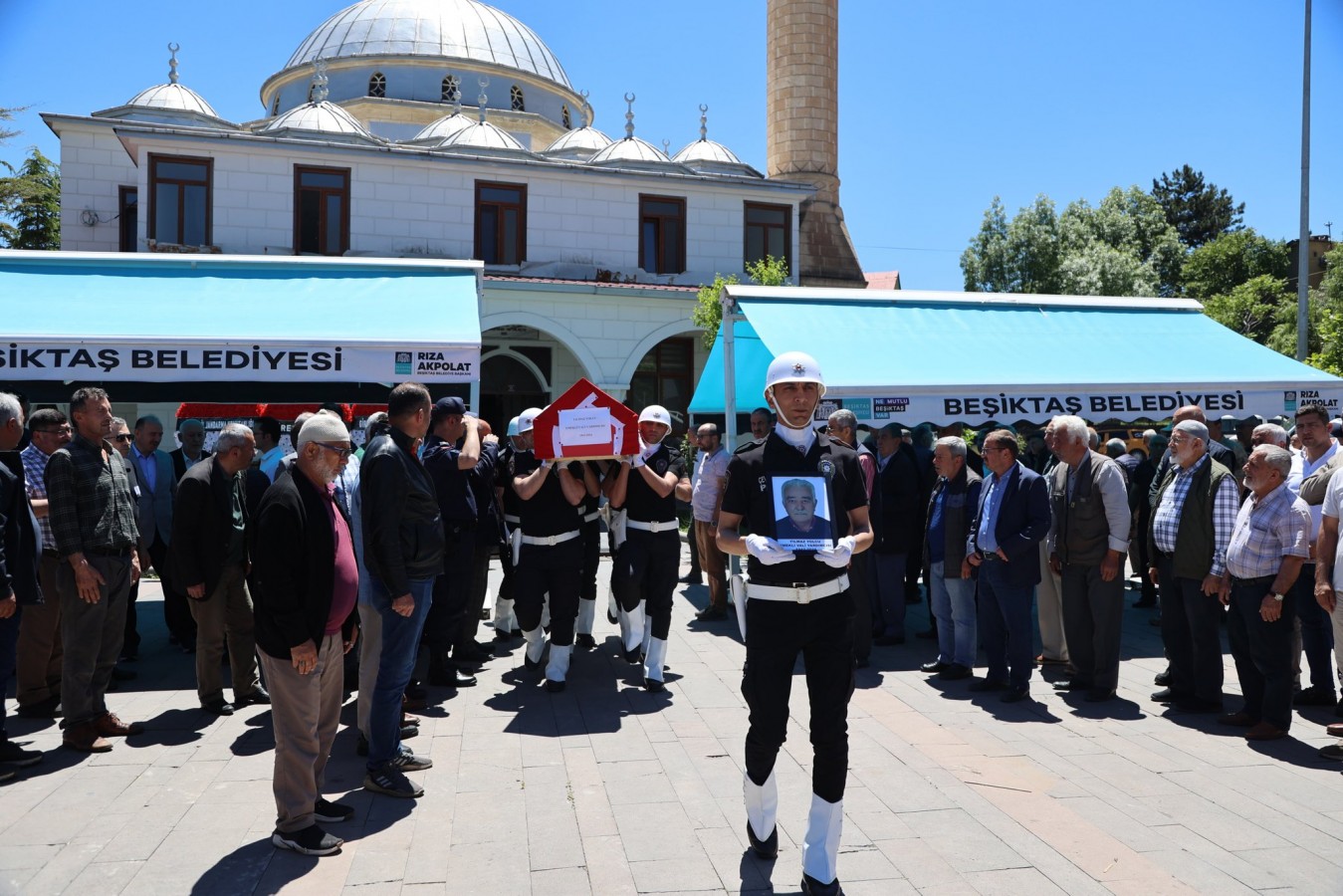 Emekli vali yardımcısı evinde ölü bulundu;