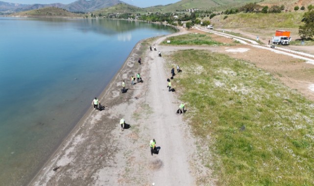 Hazar Gölü kıyılarından 12 ton atık toplandı