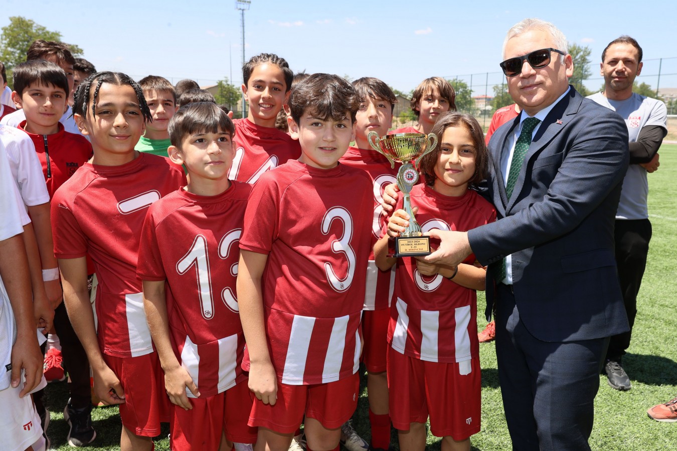 Şampiyon olan minik sporcuları tebrik etti;