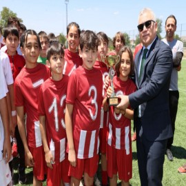 Şampiyon olan minik sporcuları tebrik etti
