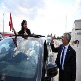 Vali Sezer, sınır kapısında gurbetçileri karşıladı