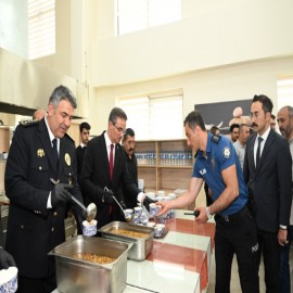Erzurum Valisi Aydın Baruş emniyet personeline aşure dağıttı