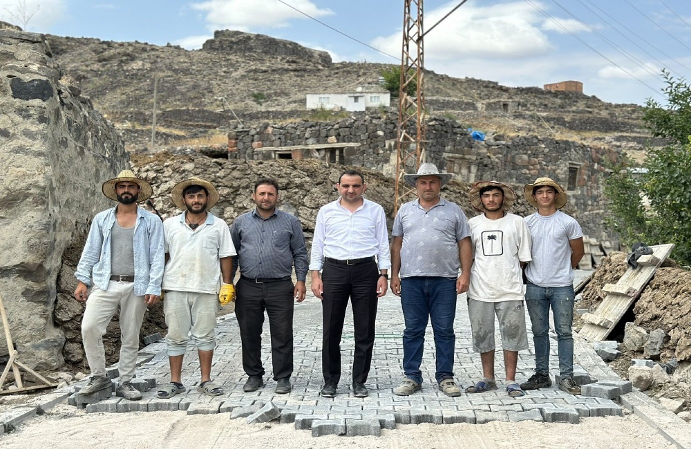 Parke taşı çalışmalarını inceledi