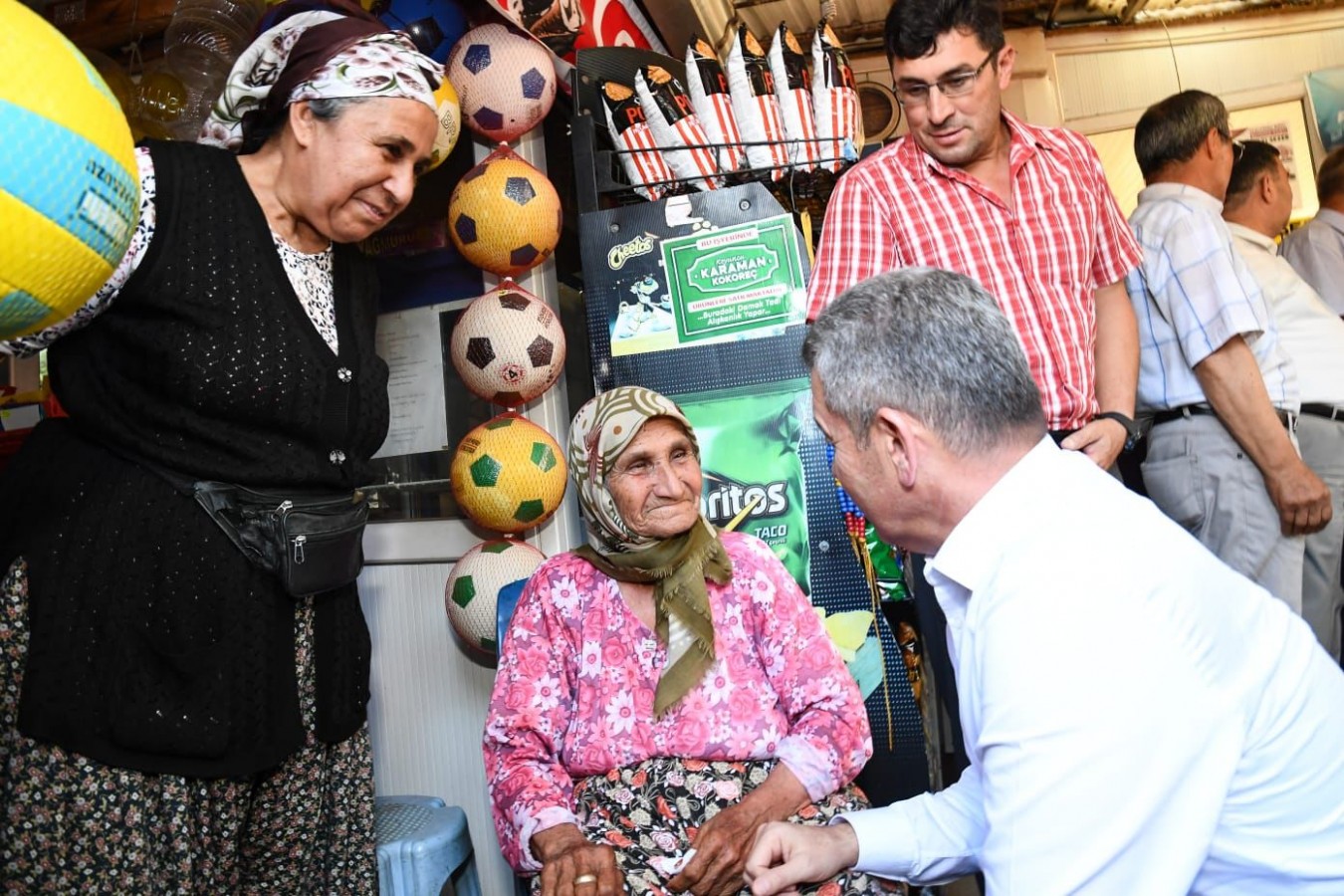 Köylülerle samimi sohbet;