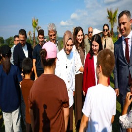 Bakan Göktaş ve Vali Makas, devlet himayesindeki çocuklarla yaban mersini topladı