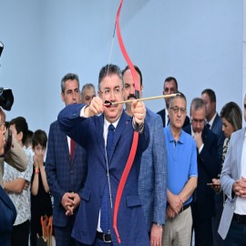 Vali, öğrencilerle masa tenisi oynadı, ok attı