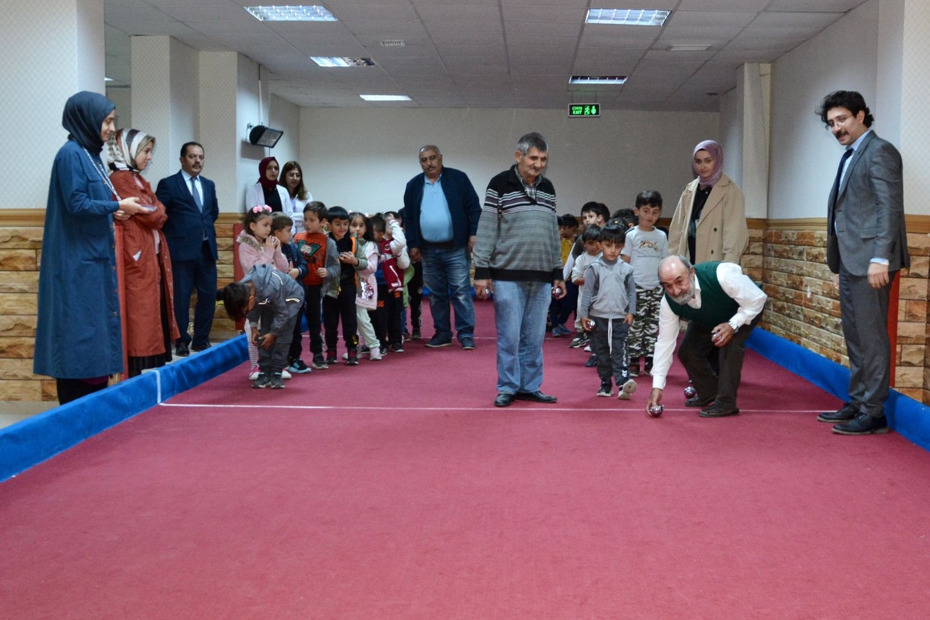 Yaşlılar miniklerle bocce oynadı