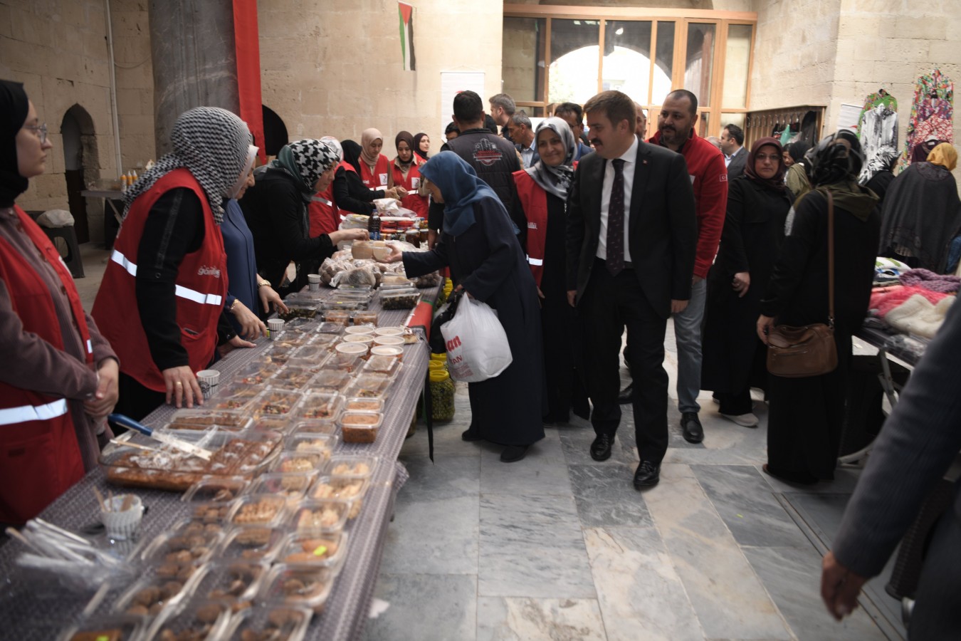 Filistin kermesine destek verdi;
