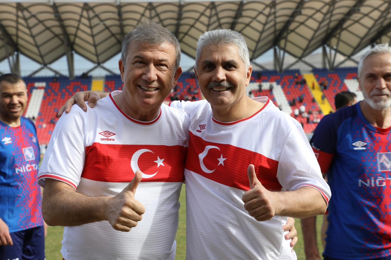 Vali Çelik, futbolun efsane isimleriyle sahaya çıktı!;