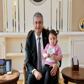 Vali Yavuz, yangında tanıştığı minik Eslem’i unutmadı