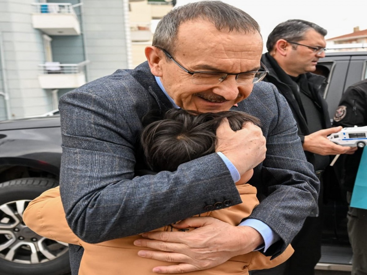 Çocuklar Vali amcalarını kucakladı