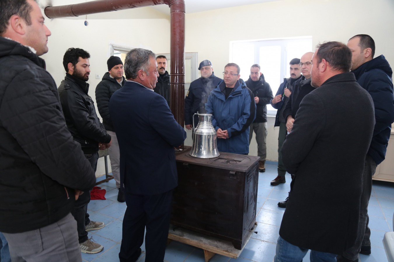 Soba başında çay eşliğinde köy sohbeti