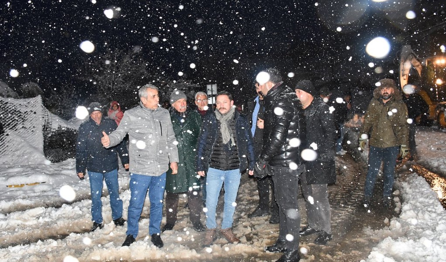 Gece yapılan yol açma çalışmalarını denetledi
