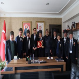 Kahraman gazilere, tören kıyafeti ve kalpak verildi
