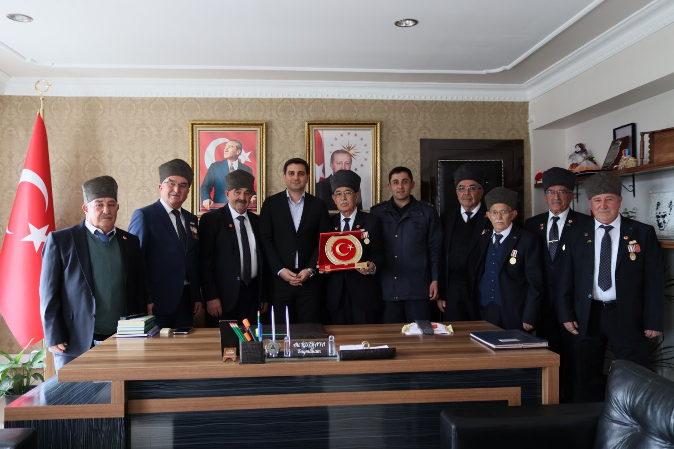 Kahraman gazilere, tören kıyafeti ve kalpak verildi;