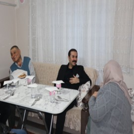 Kaymakam Taşkın, Cevdet amca ve Zehra teyzeyle iftar yaptı