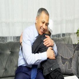 Bakan Yerlikaya, sokak köpeklerinin saldırısına uğrayan Tunahan ve ailesiyle iftarda buluştu