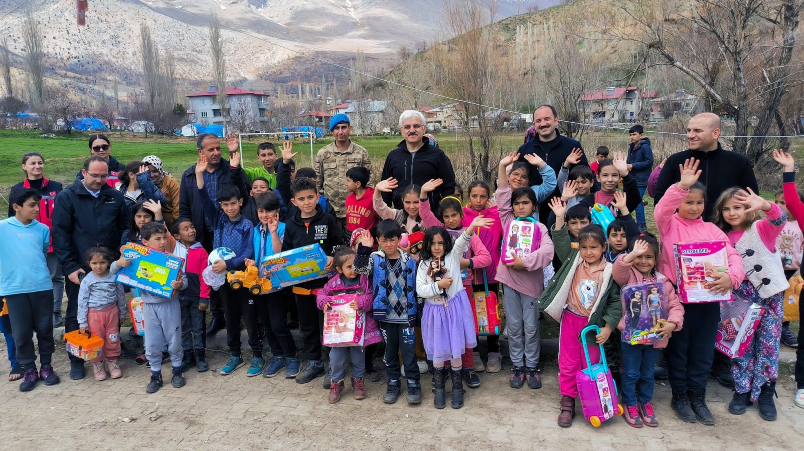 Bolu’dan gönderilen oyuncaklar Nurhaklı çocukları sevindirdi