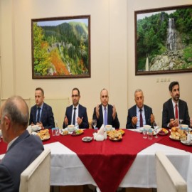 Fedakar sağlık çalışanlarıyla iftar bereketini paylaştı