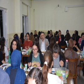 Öğrencilerin iftar sofrasına konuk oldu