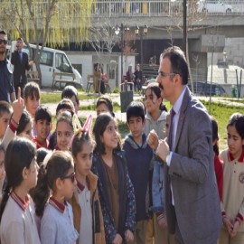 Çocuklara hayvan sevgisi aşıladı