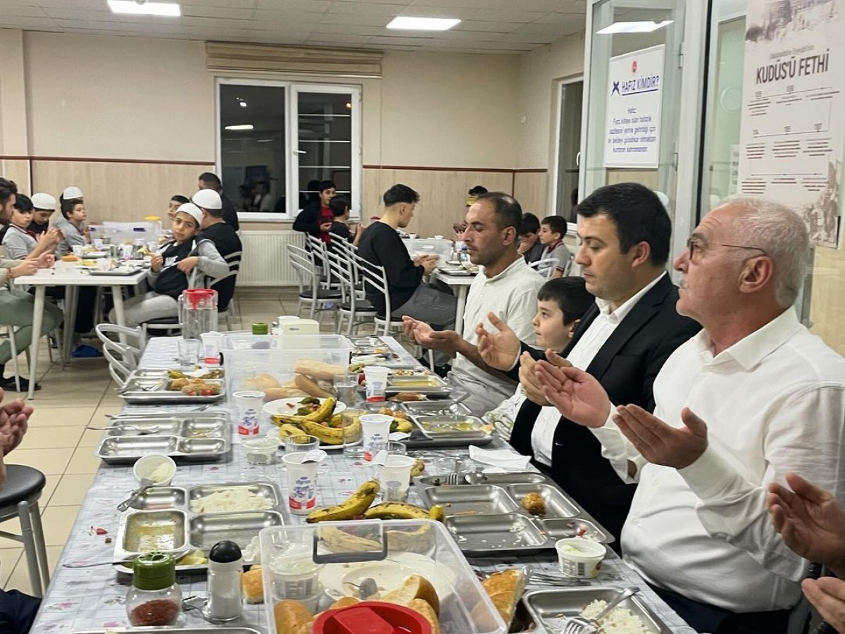 Hafız adayı öğrencilerle iftar;