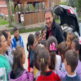 Kaymakama sarılan çocuklar gitmesini istemedi