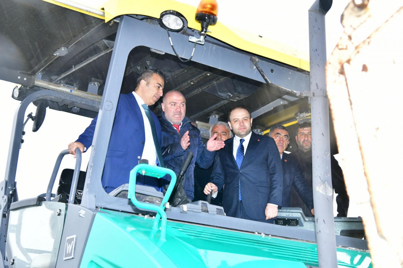 Vali Çiçek, betonla yenilenen yolları inceledi;