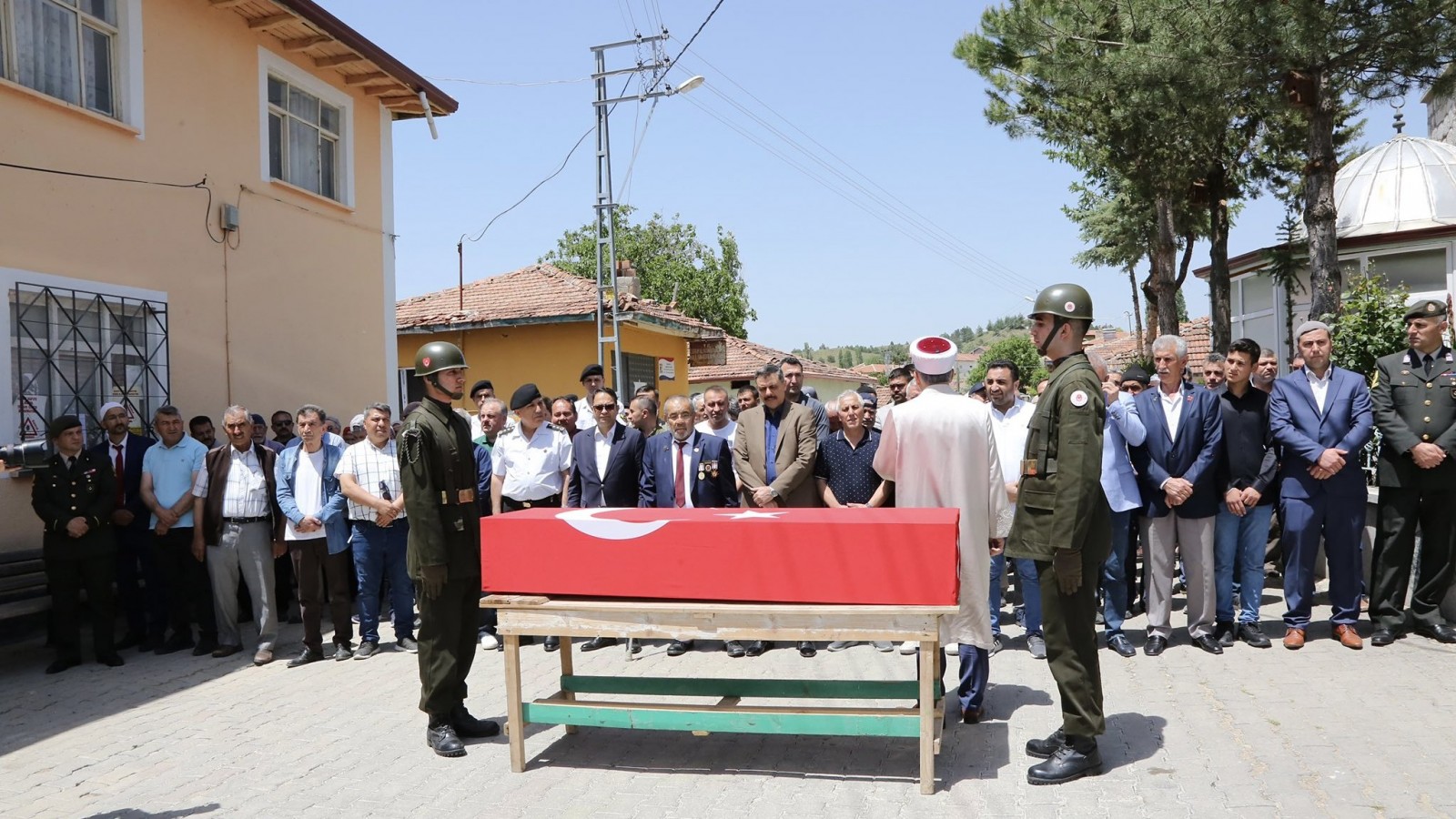 Vali, Kore Gazisinin vasiyetini yerine getirdi, cenaze namazını kıldırdı;