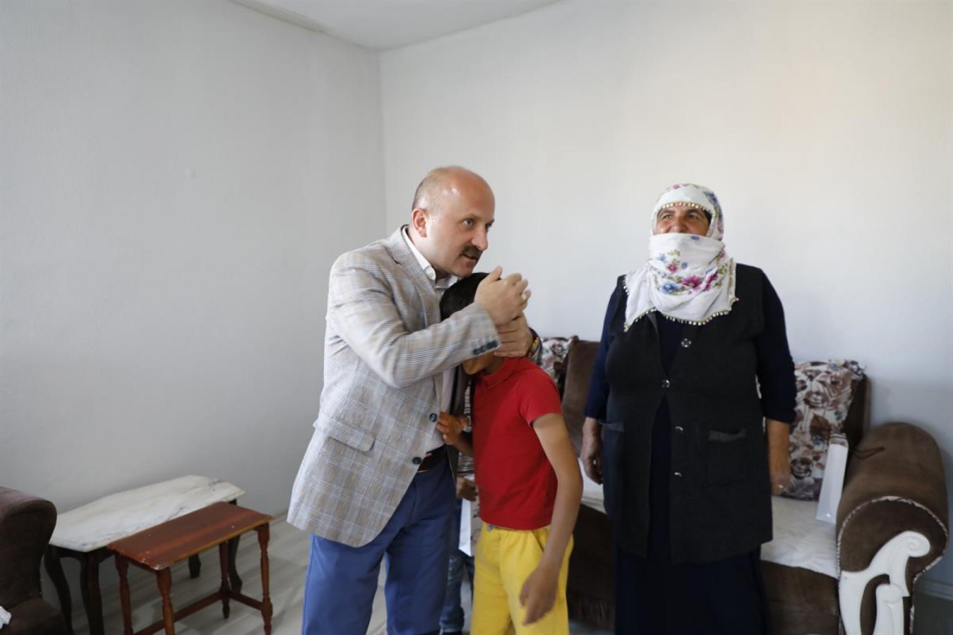Hane ziyareti yapan Vali Varol: Daima yanınızdayız;
