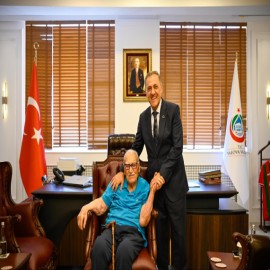 Vali Usta'dan 102 yaşındaki hayırsevere övgü dolu sözler